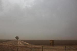 camino del desierto durante una tormenta de polvo foto