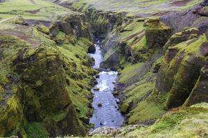 vista desde lo alto de un acantilado en islandia foto