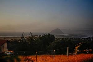 vista del atardecer de morro rock en california foto