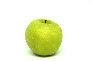 Manzana verde fresca aislada sobre fondo blanco foto