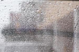 gotas de lluvia en el cristal trasero de un coche foto