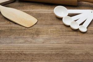 Herramientas de panadería de madera sobre una mesa de madera foto