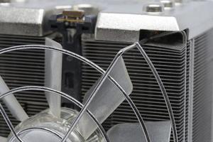 Cerca del ventilador de refrigeración de la CPU con disipador de calor con aletas de aluminio foto