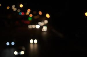 Bokeh colorido de la noche oscura en la carretera foto