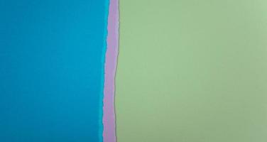 Fondo de textura abstracta de papeles rasgados de color azul, púrpura y verde foto