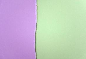 Papel rasgado de color violeta claro y verde textura de fondo abstracto foto