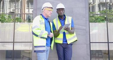 Zwei Ingenieure diskutieren eine Strategie bei der Arbeit video