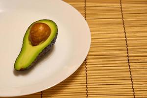 aguacate en un plato foto