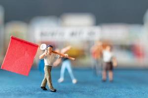 gente en miniatura, manifestantes sosteniendo carteles, levantando sus manos para la revolución, protestando concepto foto