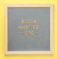 tablero de cartas con texto bitcoin aceptado aquí. concepto de pago, compra o compra de bitcoin y criptomoneda aceptada foto