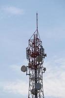 Torre de telecomunicaciones en un fondo de cielo nublado foto