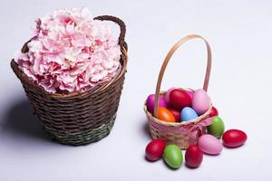 Cesta con huevos de pascua aislado sobre fondo blanco. foto