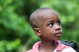 niño mirando hacia los lados foto