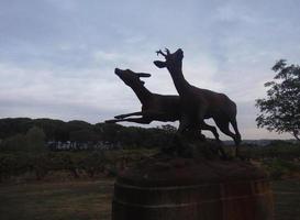 Escultura dedicada al ciervo y la actividad cinegética en la naturaleza. foto