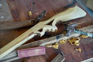 Enfoque selectivo en juguetes de madera en forma de pistola en la fábrica. foto