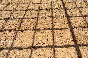 Fondo abstracto y textura del suelo con la sombra de la estructura de acero en el suelo en el sitio de construcción foto