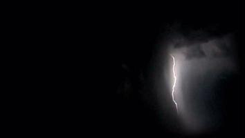 realistischer weißer Blitz auf schwarzem Hintergrund. video