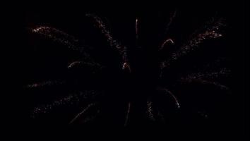 realistici fuochi d'artificio arancione su sfondo nero. video