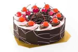 pastel de chocolate con cereza encima foto