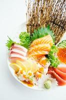 sashimi mixto crudo y fresco con salmón, atún, hamaji y otros foto