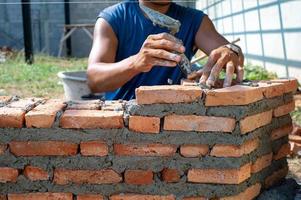 Closeup textura y fondo de albañiles naranja instalado por trabajador en el sitio de construcción foto