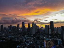 Yakarta, Indonesia 2021- vista aérea del atardecer en los rascacielos de Yakarta foto