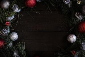 corona de navidad de ramas de abeto con adornos navideños