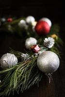 corona de navidad de ramas de abeto con adornos navideños foto