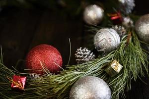 corona de navidad de ramas de abeto con adornos navideños foto