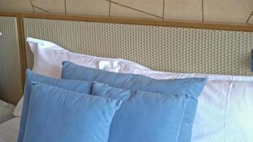 decoración de almohada en una cama cómoda