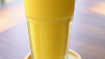 mangosmoothie i ett glas på en restaurang video