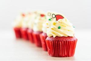 postre dulce con cupcake de terciopelo rojo foto