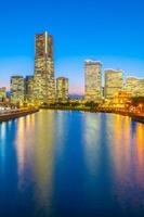 Horizonte de la ciudad de Yokohama en el crepúsculo, Yokohama, Japón foto