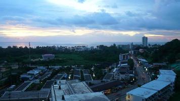 timelapse phuket city al crepuscolo in thailandia video