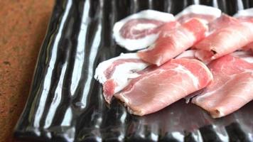 Carne de cerdo cruda en rodajas en un plato listo para grill