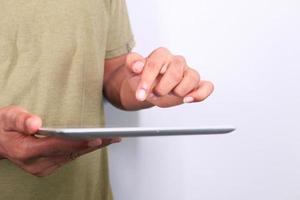 Cerca de la mano del hombre con una tableta digital