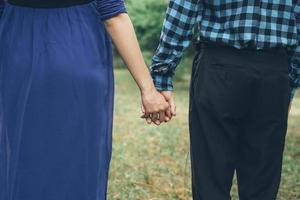 pareja, en, tenencias, manos azules foto