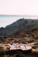 chanclas en la playa foto