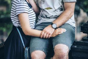 pareja que se abraza, llevando, ropa náutica foto