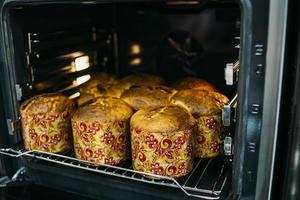 tortas de pascua en horno foto