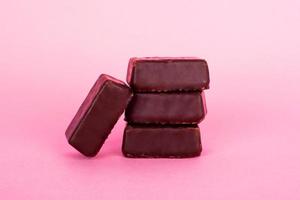 caramelos de chocolate sobre un fondo rosa