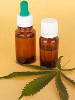 Extraer aceite de cannabis medicinal, elixir de hierbas y remedio natural para el estrés y las enfermedades.