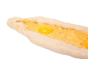 Barco Khachapuri con huevo y queso sobre fondo blanco.