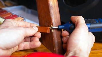 el maestro cierra el rayón de parquet laminado y muebles de madera foto