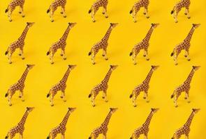 Patrón de textura de jirafa sobre fondo amarillo vivo. foto de concepto creativo.