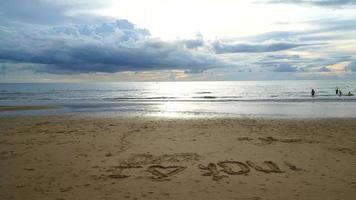 Timelapse playa tropical con te amo escrito sobre arena. video