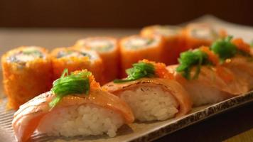 sushi de salmón japonés con maki roll de salmón
