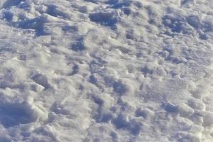 superficie nevada en invierno con sombras en la noche foto