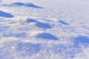 superficie nevada en invierno con sombras en la noche foto