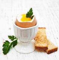 Huevos duros para el desayuno en una mesa de madera antigua foto